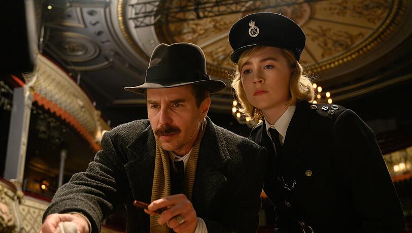 Sam Rockwell als Inspektor Stoppard und Saoirse Ronan als Constable Stalker in "See How They Run".