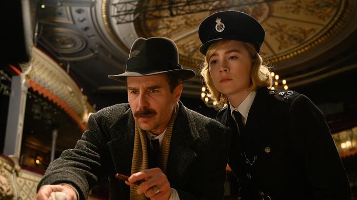 Sam Rockwell als Inspektor Stoppard und Saoirse Ronan als Constable Stalker in "See How They Run".