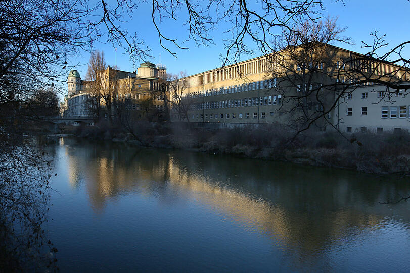 Das Deutsche Museum im Morgenlicht: Eine Hälfte ist bereits grundsaniert und wiedereröffnet, die zweite Hälfte soll 2028 fertig werden.