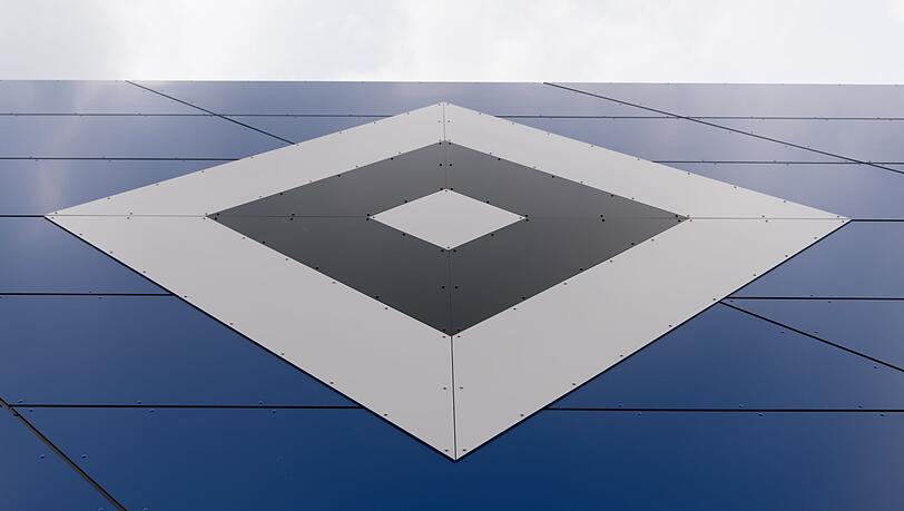 Das HSV-Logo an der Hausfassade des Hauptgebäudes des neuen HSV Campus in Hamburg.