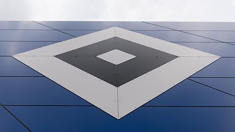 Das HSV-Logo an der Hausfassade des Hauptgebäudes des neuen HSV Campus in Hamburg.