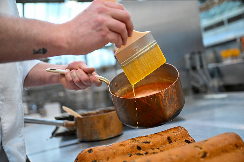 Danach wird der Stollen mit veganer Butter und Rum getränkt.