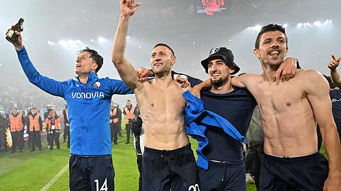 Bochums Tim Oermann, Ivan Ordets, Erhan Masovic und Anthony Losilla jubeln nach dem gewonnenen Elfmeterschießen.