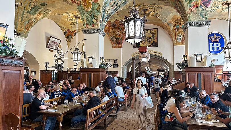 Inter-Fans lassen sich im Hofbräuhaus eine kühle Maß schmecken. Inter-Fans lassen sich im Hofbräuhaus eine kühle Maß schmecken.