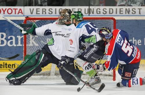 Ein Frederic Cassivi in Bestform reichte nicht: Die Eistiger kassierten zum Playoff-Start in Mannheim eine bittere Niederlage.