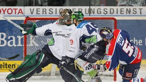 Ein Frederic Cassivi in Bestform reichte nicht: Die Eistiger kassierten zum Playoff-Start in Mannheim eine bittere Niederlage. Ein Frederic Cassivi in Bestform reichte nicht: Die Eistiger kassierten zum Playoff-Start in Mannheim eine bittere Niederlage.