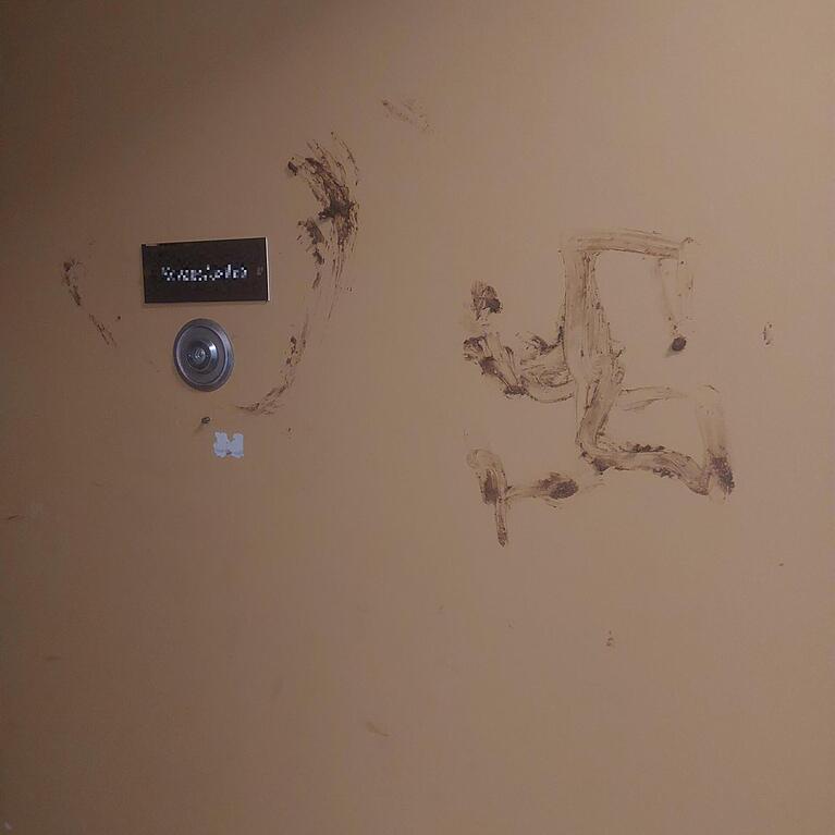 Ein Hakenkreuz aus F&auml;kalien ist auf die Wohnungst&uuml;re einer Klima- und Tierschutzaktivistin geschmiert worden. Die Betroffene vermutet, dass es mit ihrem Engagement zu tun hat.