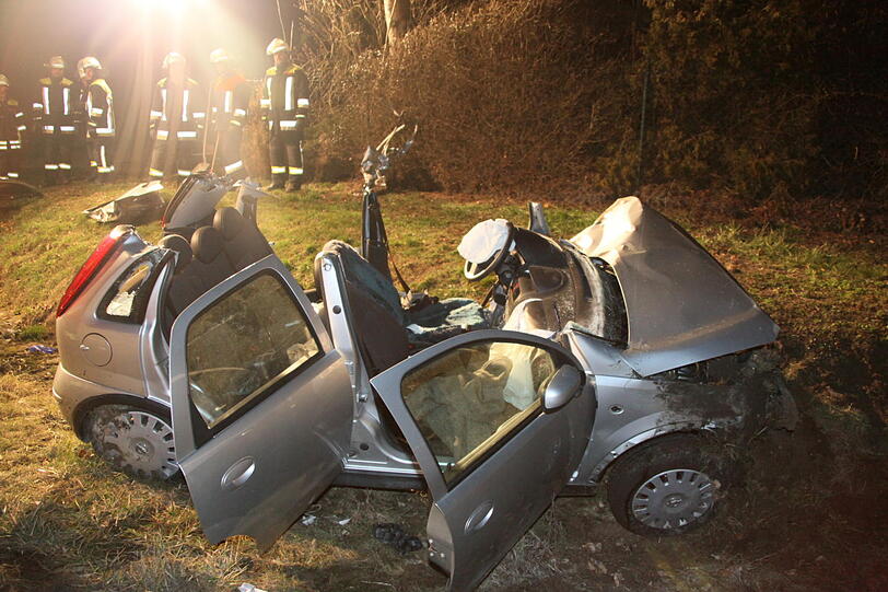 Bilder des Verkehrunfalls auf der B388, Höhe Trauperting im LKR Rottal.