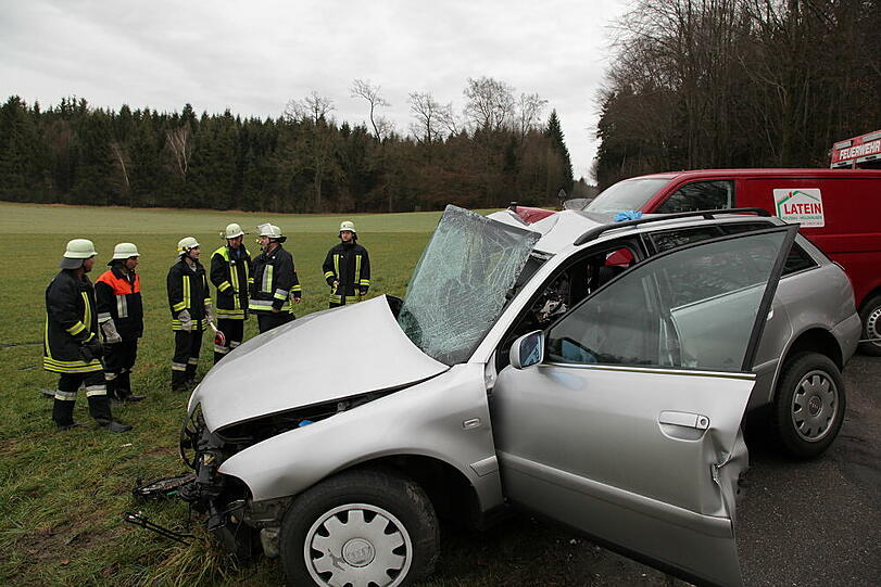 Auf der Staatsstraße 2359 krachten zwei Autos ineinander. Die Bilder vom Unfallort.