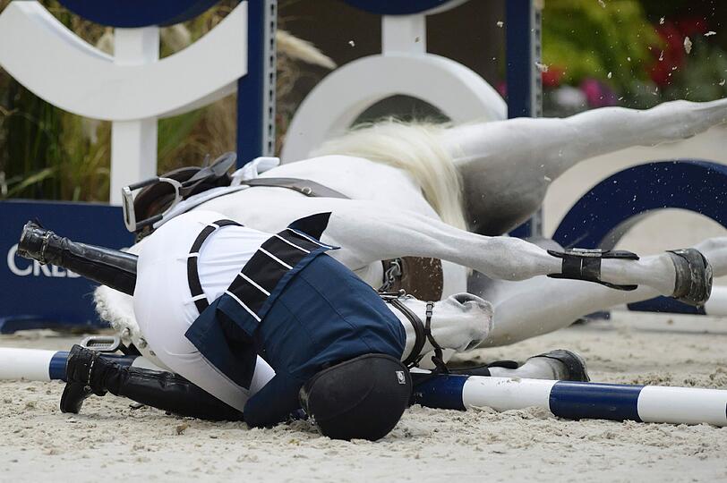 Athina bleibt unverletzt, das Pferd bricht sich bei dem Sturz ein Bein.