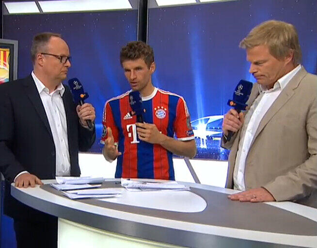 Da war er dann wieder da: Thomas Müller vom FC Bayern zwischen Oliver Welke (links) und Oliver Kahn (rechts).