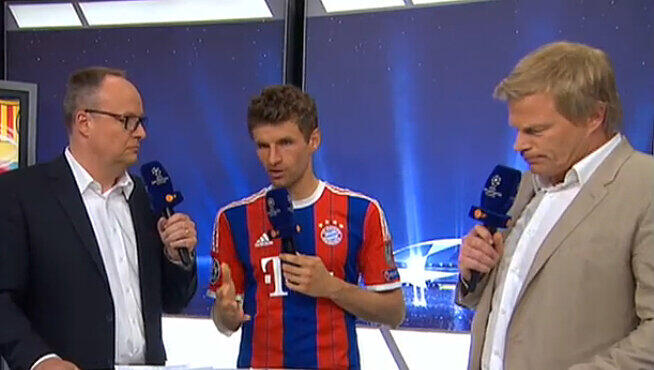 Da war er dann wieder da: Thomas Müller vom FC Bayern zwischen Oliver Welke (links) und Oliver Kahn (rechts). Da war er dann wieder da: Thomas Müller vom FC Bayern zwischen Oliver Welke (links) und Oliver Kahn (rechts).