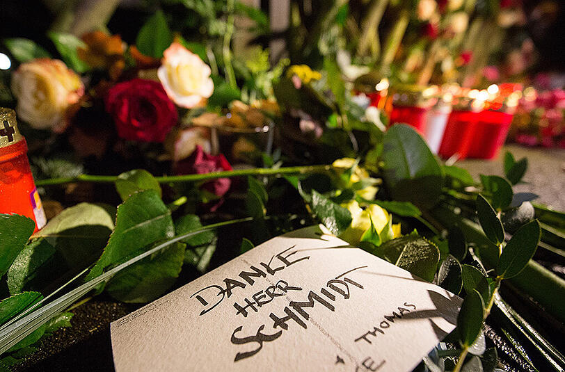 Auch vor seine Hamburger Wohnung wurden zahlreiche Blumen, Kerzen und Nachrichten gelegt.