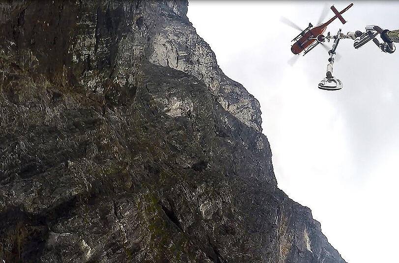 Rettungseinsatz an der Watzmann-Ostwand. Der Patient verstarb aber noch während des Flugs. (Archivbild)