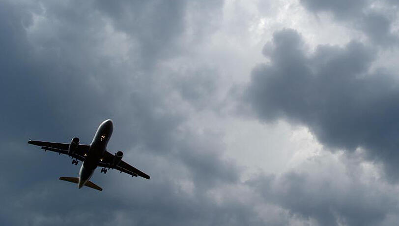Gewitterwolken türmen sich über einem landenden Flugzeug auf. Schwere Turbulenzen könnten zur Mitte des Jahrhunderts mehr als doppelt so häufig vorkommen wie zur Zeit. Gewitterwolken türmen sich über einem landenden Flugzeug auf. Schwere Turbulenzen könnten zur Mitte des Jahrhunderts mehr als doppelt so häufig vorkommen wie zur Zeit.