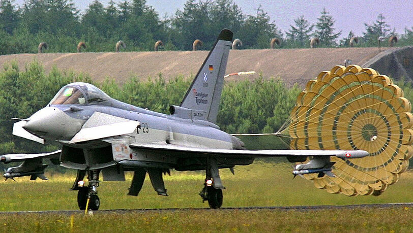 Auch der Eurofighter ist ein Überschall-Flugzeug (Symbolbild). Auch der Eurofighter ist ein Überschall-Flugzeug (Symbolbild).