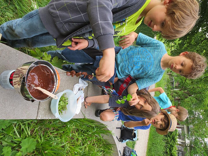 Derzeit durchstreifen fast 30 LBV-Naturkinder- und Jugendgruppen die Parks, Wälder, Flussufer und &bdquo;Unkrautfluren&ldquo; in München.