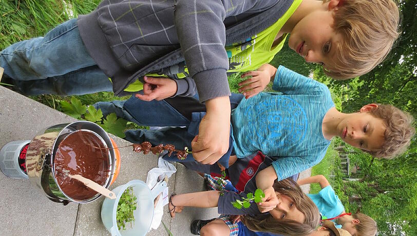 Derzeit durchstreifen fast 30 LBV-Naturkinder- und Jugendgruppen die Parks, Wälder, Flussufer und „Unkrautfluren“ in München. Derzeit durchstreifen fast 30 LBV-Naturkinder- und Jugendgruppen die Parks, Wälder, Flussufer und „Unkrautfluren“ in München.