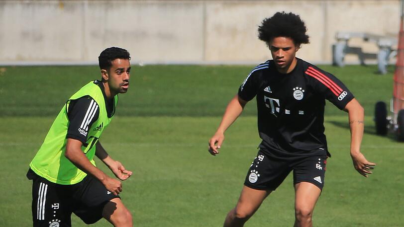 Neuzugang Leroy Sané (rechts) im Duell mit Sarpreet Singh (links).
