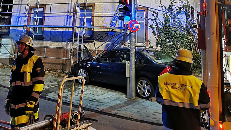 Hier soll ein Auto eigentlich nicht parken: Der Mondeo unter dem Baugerüst.