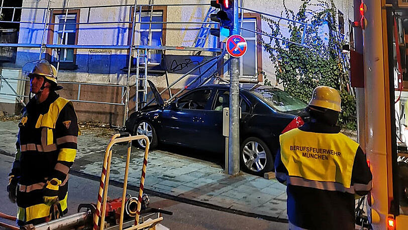 Hier soll ein Auto eigentlich nicht parken: Der Mondeo unter dem Baugerüst. Hier soll ein Auto eigentlich nicht parken: Der Mondeo unter dem Baugerüst.