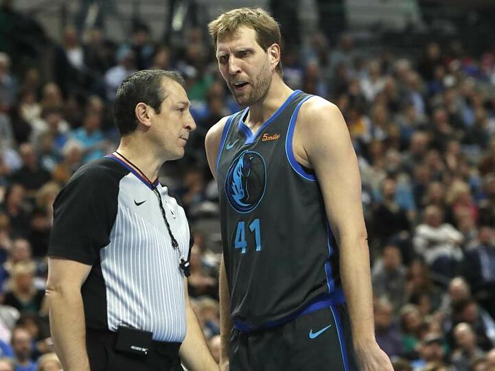 Mavs-Routinier Dirk Nowitzki (r) diskutiert im Spiel gegen die 76ers mit Schiedsrichter J.T. Orr.