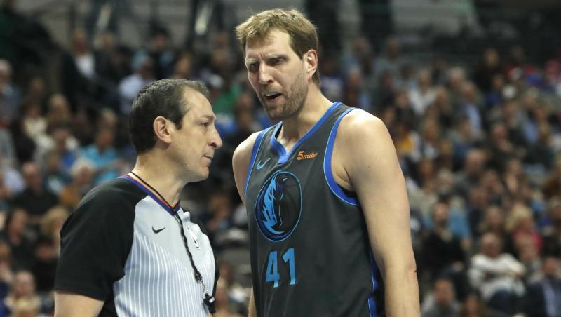 Mavs-Routinier Dirk Nowitzki (r) diskutiert im Spiel gegen die 76ers mit Schiedsrichter J.T. Orr. Mavs-Routinier Dirk Nowitzki (r) diskutiert im Spiel gegen die 76ers mit Schiedsrichter J.T. Orr.