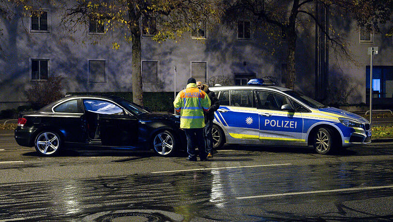 An einer Bushaltestelle stieß Victor B. mit seinem BMW mit Jugendlichen zusammen, die gerade die Straße überqueren wollten. Der 14-jährige Schüler wurde tödlich verletzt. Die 16-Jährige brach sich ein Bein. An einer Bushaltestelle stieß Victor B. mit seinem BMW mit Jugendlichen zusammen, die gerade die Straße überqueren wollten. Der 14-jährige Schüler wurde tödlich verletzt. Die 16-Jährige brach sich ein Bein.