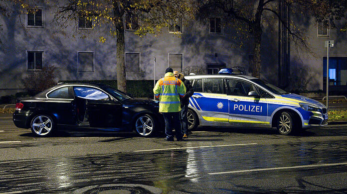 An einer Bushaltestelle stieß Victor B. mit seinem BMW mit Jugendlichen zusammen, die gerade die Straße überqueren wollten. Der 14-jährige Schüler wurde tödlich verletzt. Die 16-Jährige brach sich ein Bein.