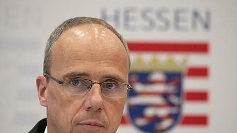 Der hessische Innenminister Peter Beuth gibt ein Statement zu den Ermittlungen im Fall "NSU 2.0" ab.