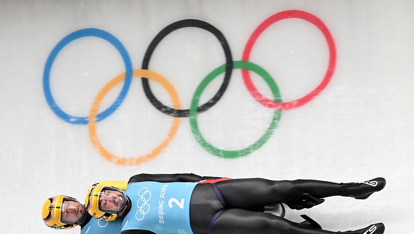 Tobias Wendl und Tobias Arlt rasen durch den olympischen Eiskanal. Tobias Wendl und Tobias Arlt rasen durch den olympischen Eiskanal.