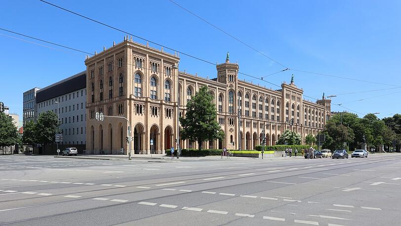 Bei der Regierung von Oberbayern endet der Radschutzstreifen derzeit.