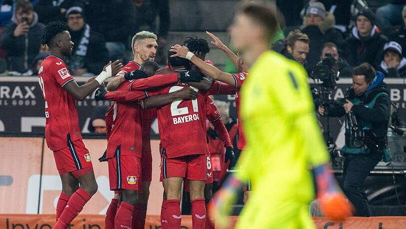 Leverkusen setzte sich knapp in Gladbach durch.