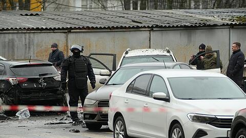 Unter dem Wagen soll eine Haftmine explodiert sein.