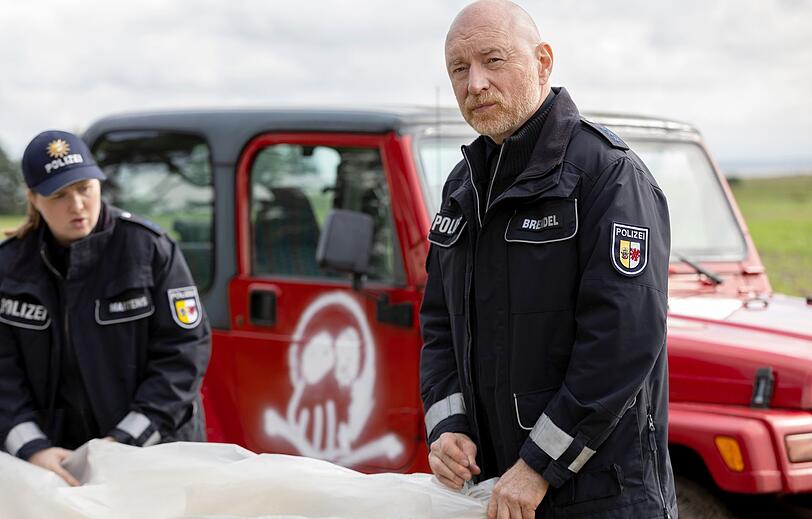 Die Polizistin Dorit Martens (Jana Julia Roth) und ihr Kollege Holm Brendel (Rainer Sellien) sind als Erste am Tatort.