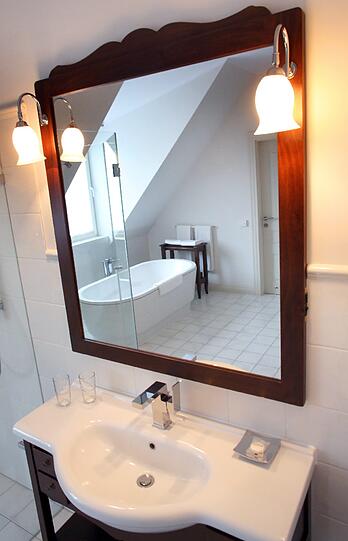 Hell, modern und ausreichend Platz - das Badezimmer.