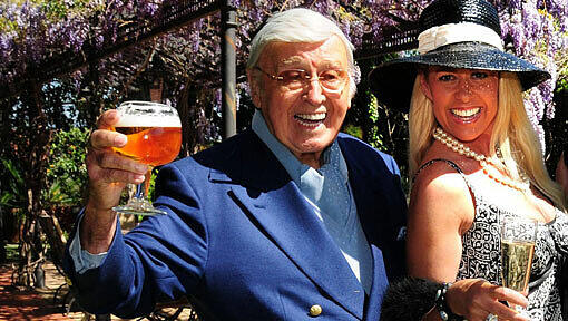 Cheers! Gert Stenger mit Ariane Jadrnicek, die dem Mann, der in München nicht immer gern gesehen war, gedenken will. Cheers! Gert Stenger mit Ariane Jadrnicek, die dem Mann, der in München nicht immer gern gesehen war, gedenken will.