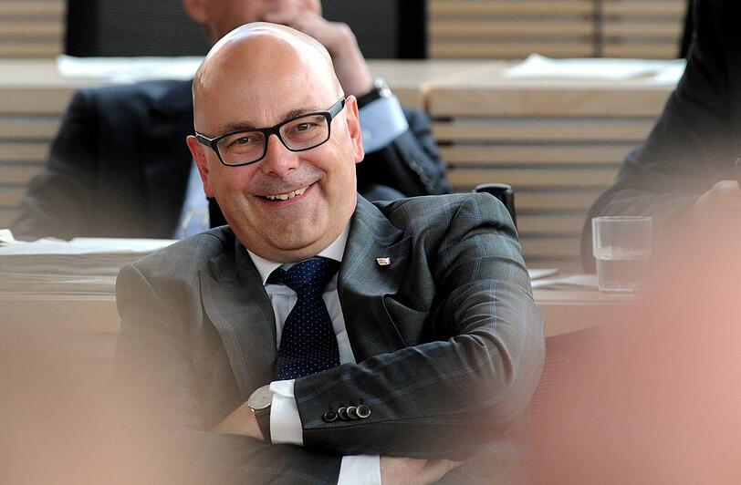 Das ist Torsten Albig. Der SPD-Mann ist seit Juni 2012 Ministerpräsident von Schleswig-Holstein. Davor war er Sprecher von Peer Steinbrück, als der noch Finanzminister in Berlin war - womöglich hat er eine steilere Karriere gemacht als sein früherer Chef.