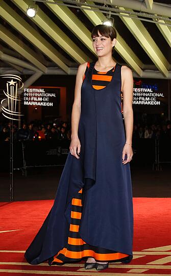 Die hübsche Französin Marion Cotillard in einem sackähnlichen Albtraum aus Blau und Orange.