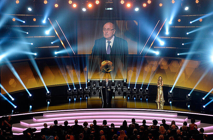 Wahl zum Weltfußballer: Steht Sepp Blatter bei der Verleihung des Ballon d'Or im Januar 2016 noch an der Spitze der FIFA?