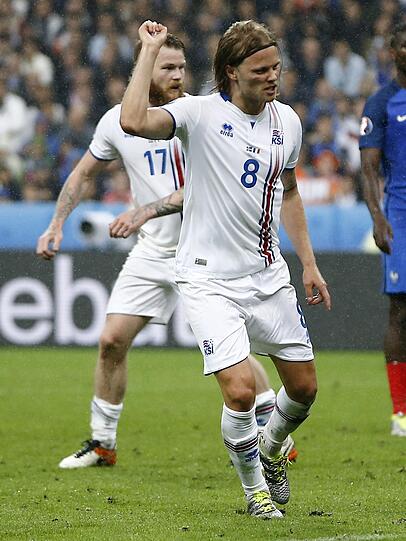 Birkir Bjarnason (Island): &bdquo;Mei, er ist eben ein ganz nordischer Typ. Solange er die Haare noch so füllig hat, kann er das tragen. Es ist auch gut, dass er ein Stirnband trägt. Ich finde es toll, dass er sein Haar richtig flattern lässt. Aber bei den Spitzen &ndash; das habe ich bei den EM-Spielen der Isländer gesehen &ndash; gehört eine kleine Korrektur rein. Die Wikingermähne ist aber stilecht. Sowas gekonnt zu tragen, finde ich toll.&ldquo;