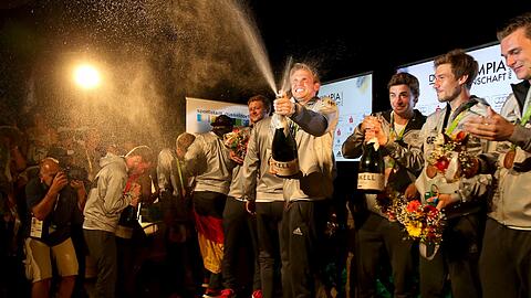 Sekt und gute Laune: Die Hockey-Herren lassen sich nach der Bronze-Medaille bei Olympia ordentlich feiern.