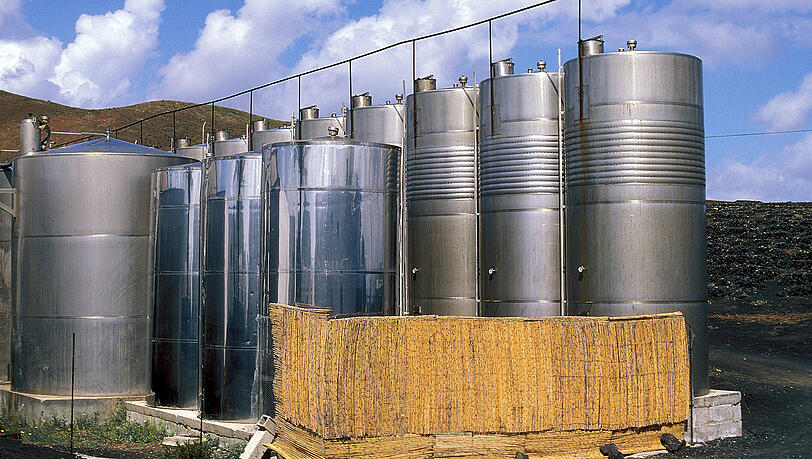 Der Arbeiter wollte einen Gegenstand aus einem Metalltank holen. Er atmete wohl giftige Dämpfe ein. Der Arbeiter wollte einen Gegenstand aus einem Metalltank holen. Er atmete wohl giftige Dämpfe ein.