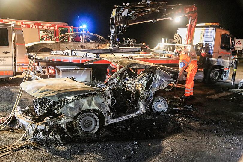 Unfall-Drama auf der A3 bei Nürnberg - Bilder vom Bergungseinsatz.