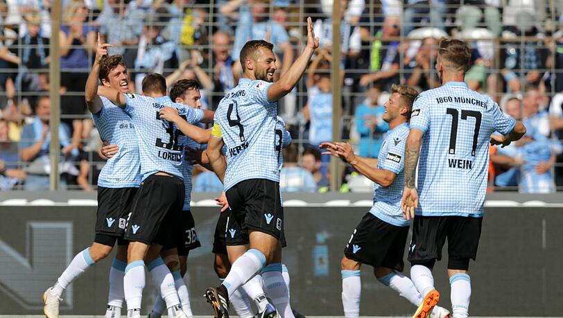 Auf ins letzte Wiesn-Heimspiel: Der TSV 1860 am Montagabend im Grünwalder gegen die Würzburger Kickers an. Auf ins letzte Wiesn-Heimspiel: Der TSV 1860 am Montagabend im Grünwalder gegen die Würzburger Kickers an.