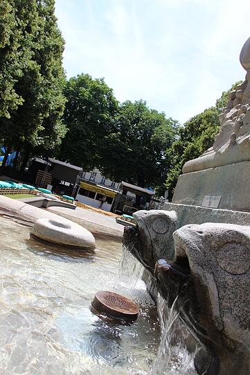 Der Vater-Rhein-Brunnen hat sich eben bewährt als Ort zum Entspannen.