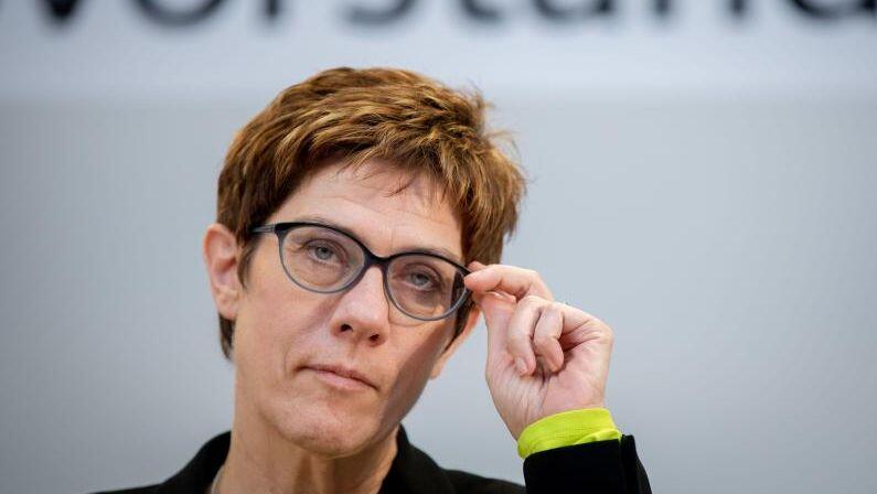 Annegret Kramp-Karrenbauer spricht auf einer Pressekonferenz zu Medienvertretern. Sie war Anfang Dezember zur neuen CDU-Chefin gewählt worden und hatte Merkel an der Parteispitze abgelöst.