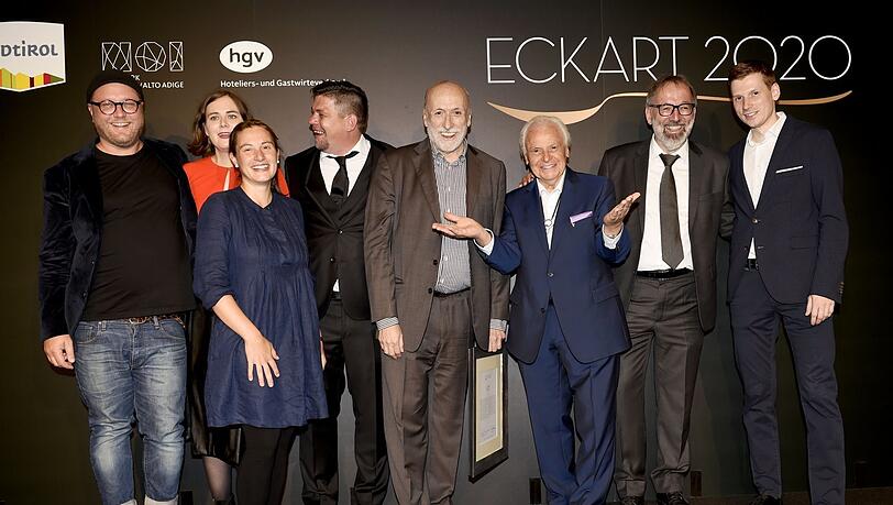 Gastgeber und Jahrhundert-Koch Eckart Witzigmann (3. v. r.) mit den Preisträgern (v. l.) Max Strohe, Ilona Scholl, Myrtha Zierock, Tim Mälzer, Carlo Petrini, Norbert Niederkofler und Johannes Nuding. Gastgeber und Jahrhundert-Koch Eckart Witzigmann (3. v. r.) mit den Preisträgern (v. l.) Max Strohe, Ilona Scholl, Myrtha Zierock, Tim Mälzer, Carlo Petrini, Norbert Niederkofler und Johannes Nuding.