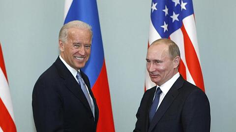 Joe Biden (l), damaliger Vizepräsident der USA, gibt Wladimir Putin, Präsident von Russland, die Hand.