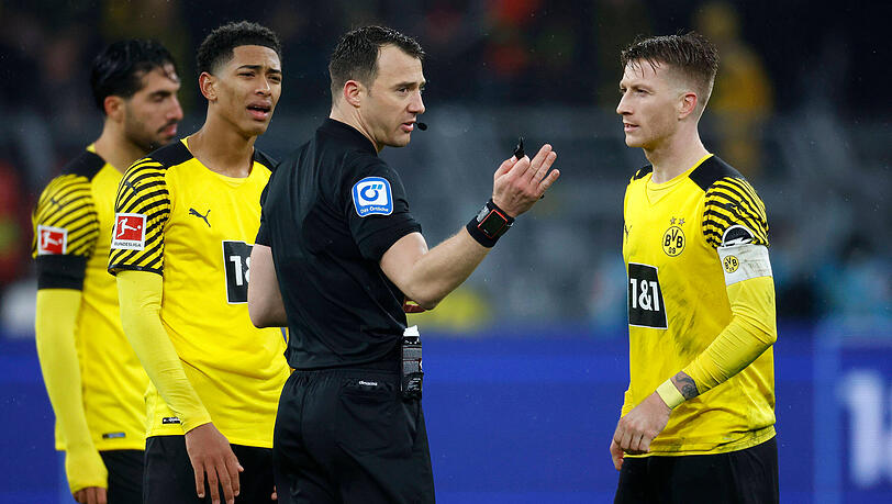 Felix Zwayer sorgte mit mehreren diskutablen Entscheidungen im Klassiker für Unmut bei Borussia Dortmund.